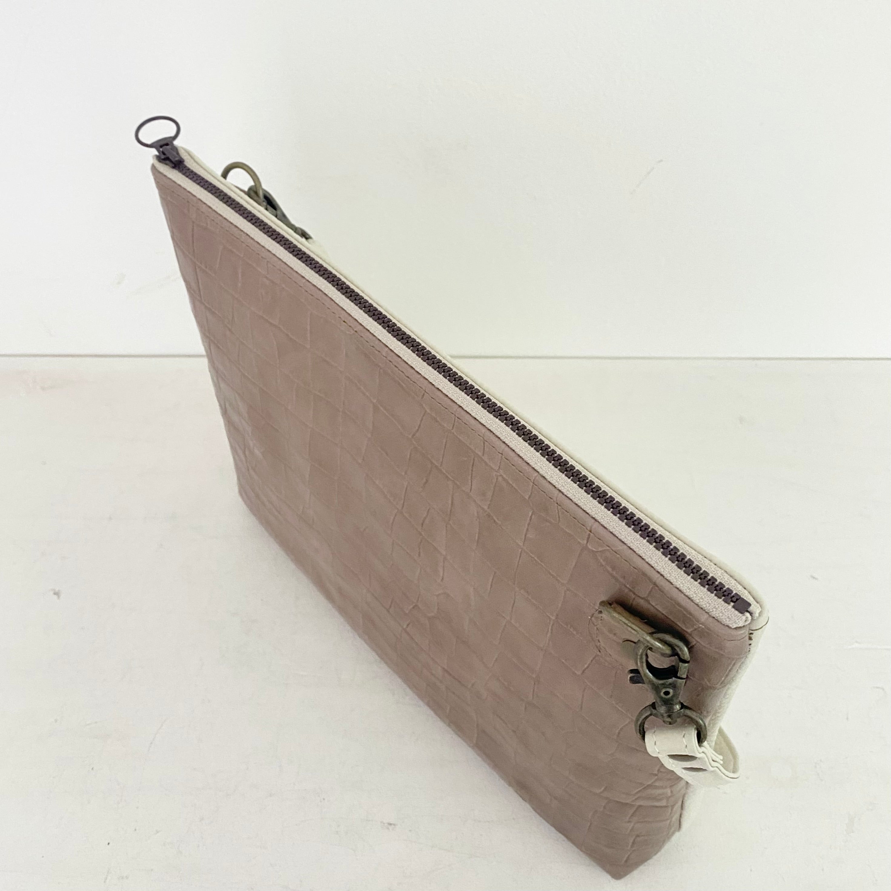 ベージュクロコ型押し×バニラL / フラットポシェットM