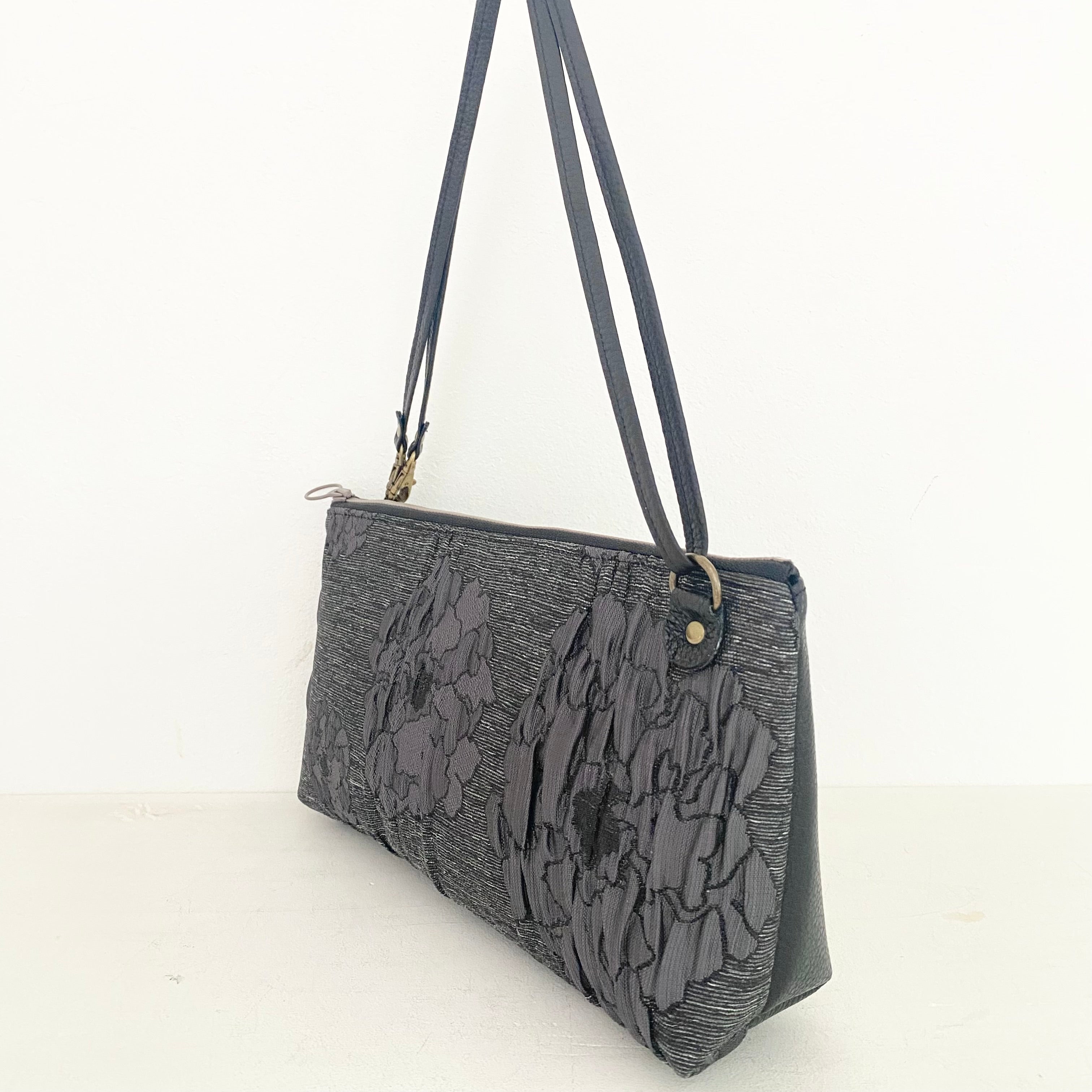 プラダブラックフラワーL / フラットポシェット