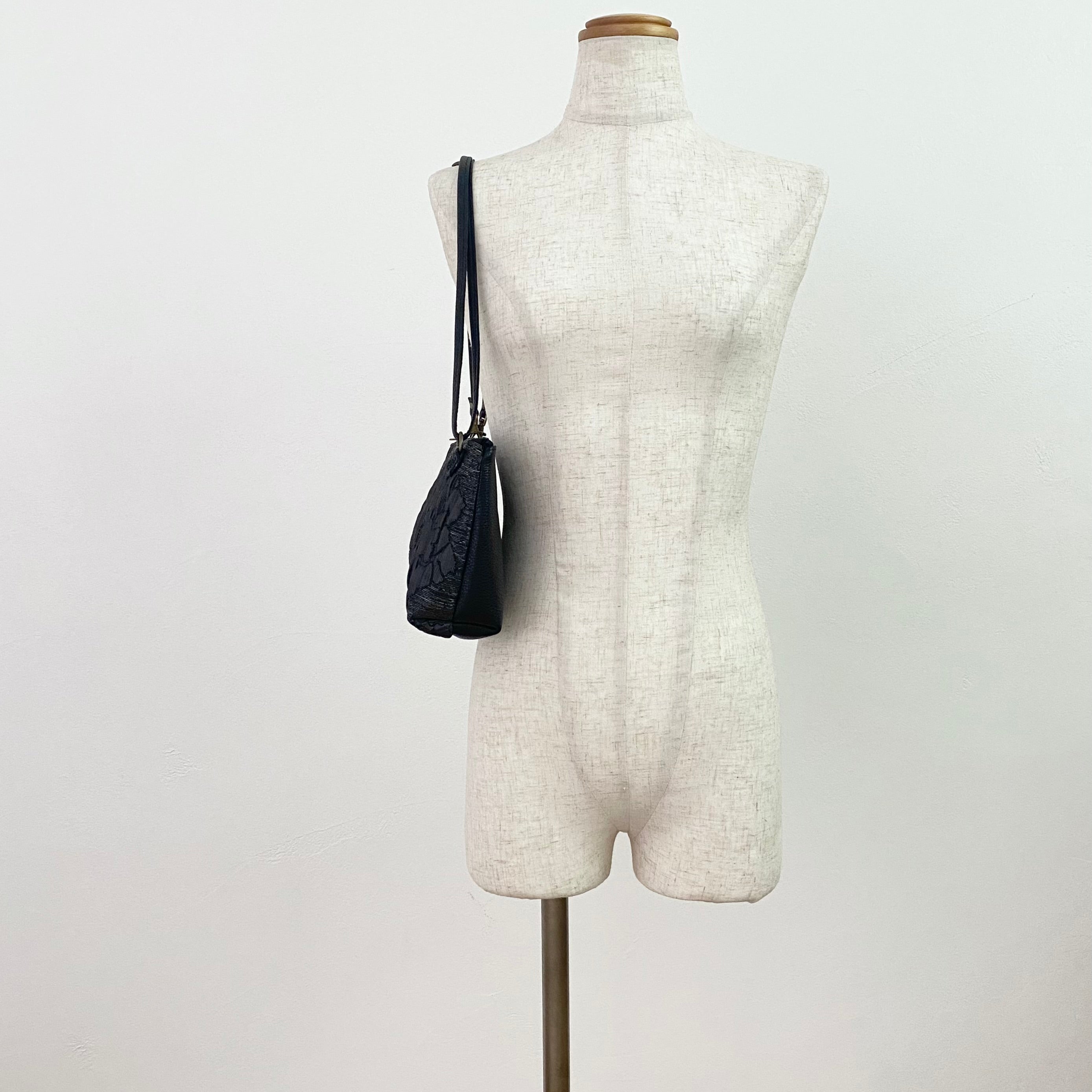 プラダブラックフラワーL / フラットポシェット