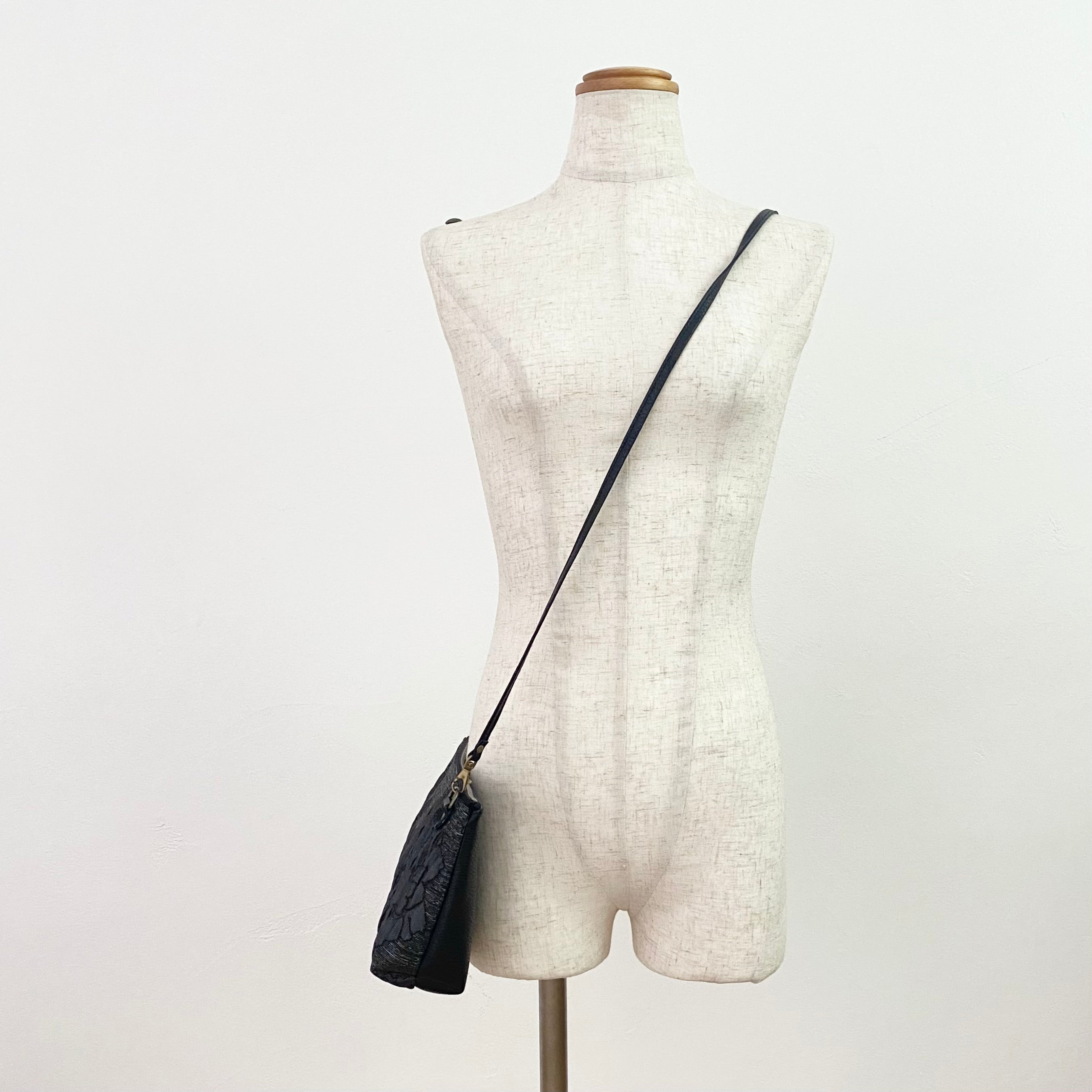 プラダブラックフラワーL / フラットポシェット