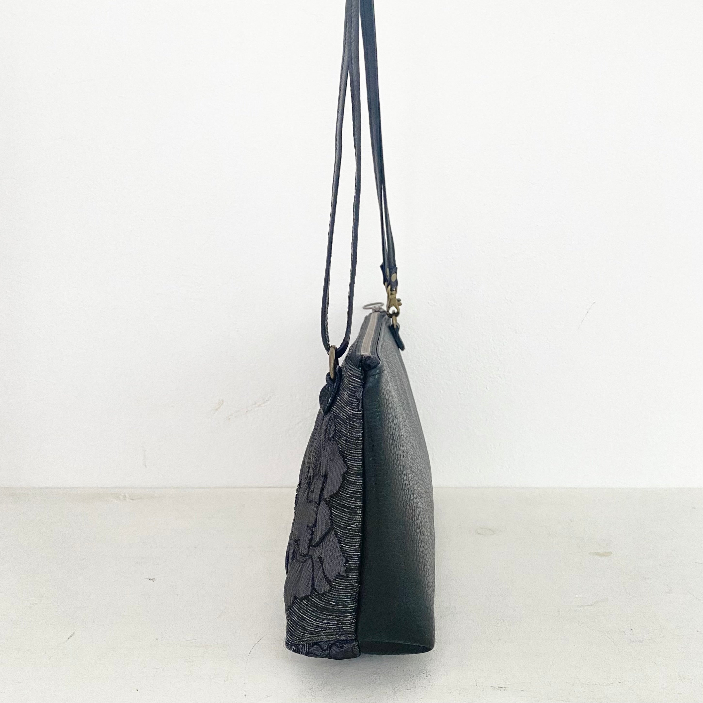 プラダブラックフラワーL / フラットポシェット