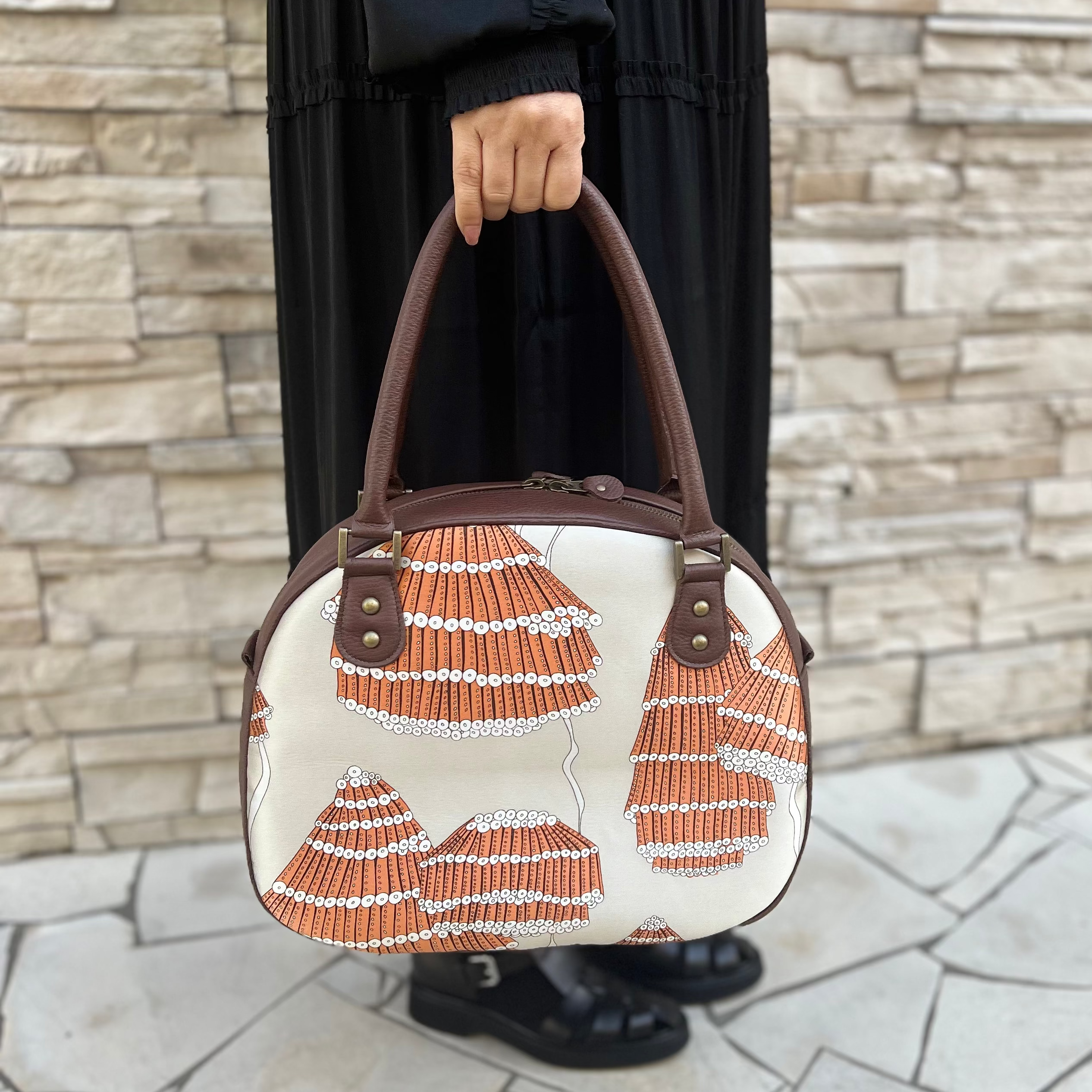 シルクプリントベージュxオレンジ L/ ラウンドボストンM