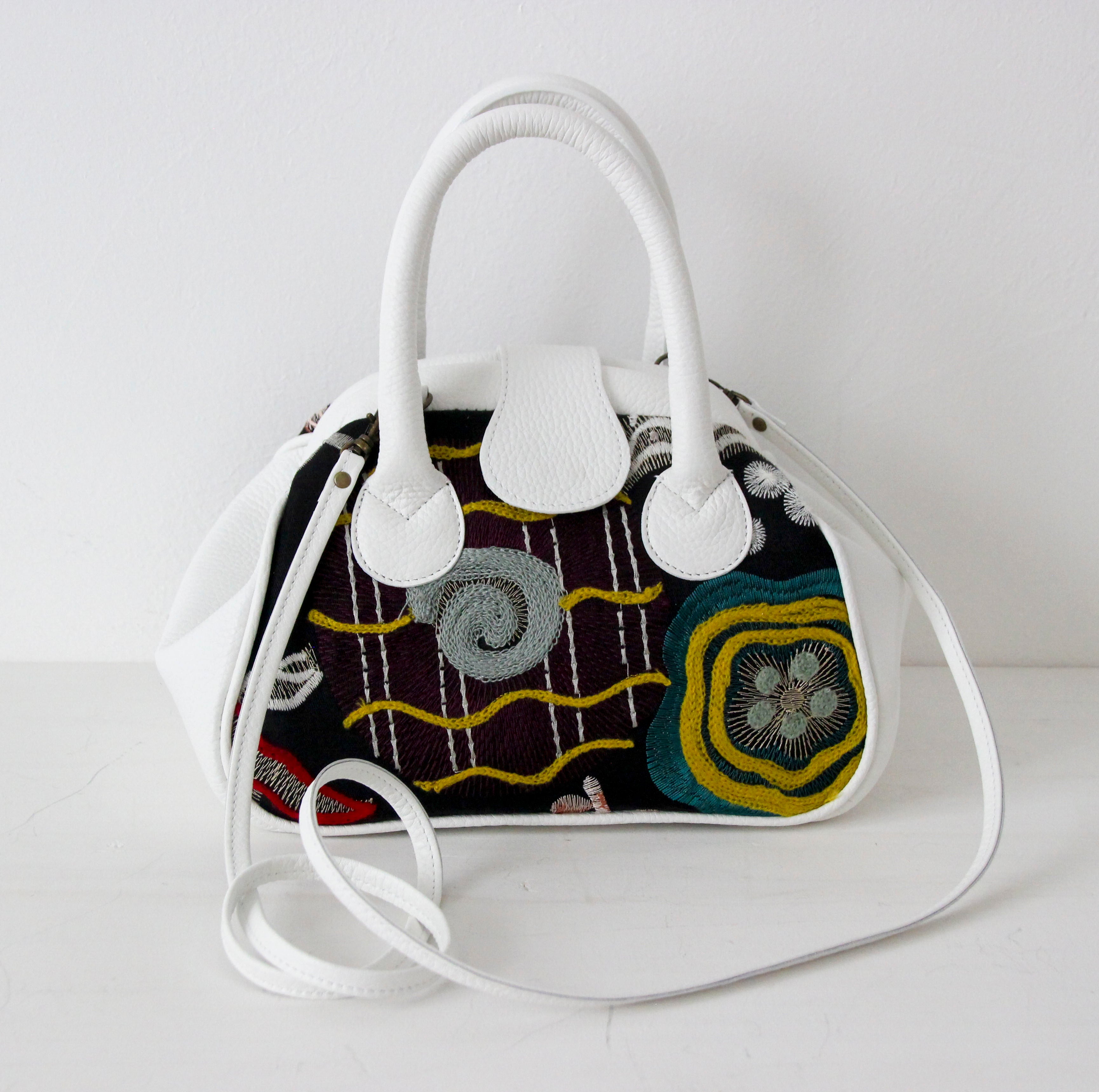 黒リネン刺繍 SXL/ 口金バッグSS