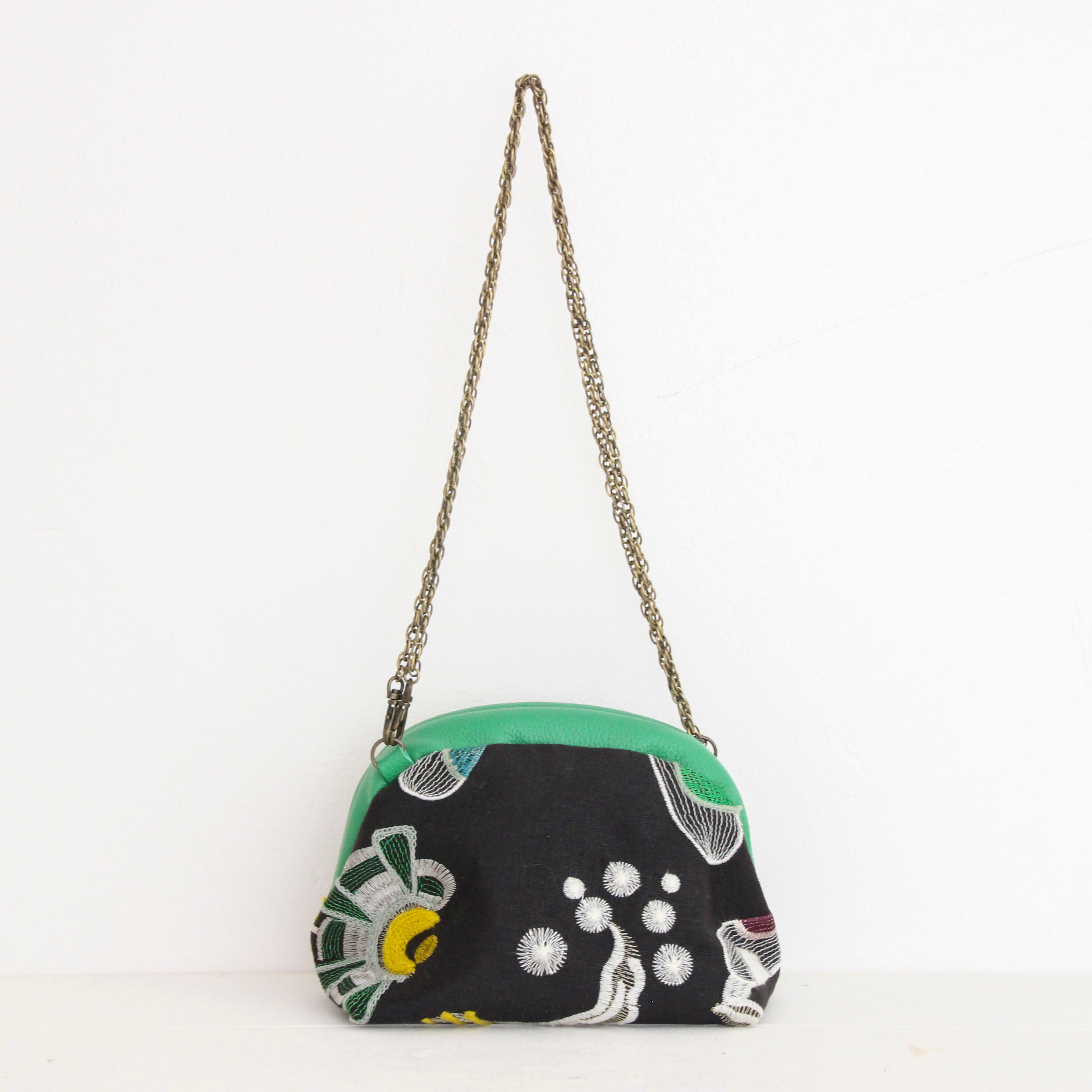 黒リネン刺繍 / 口金ショルダーポーチS