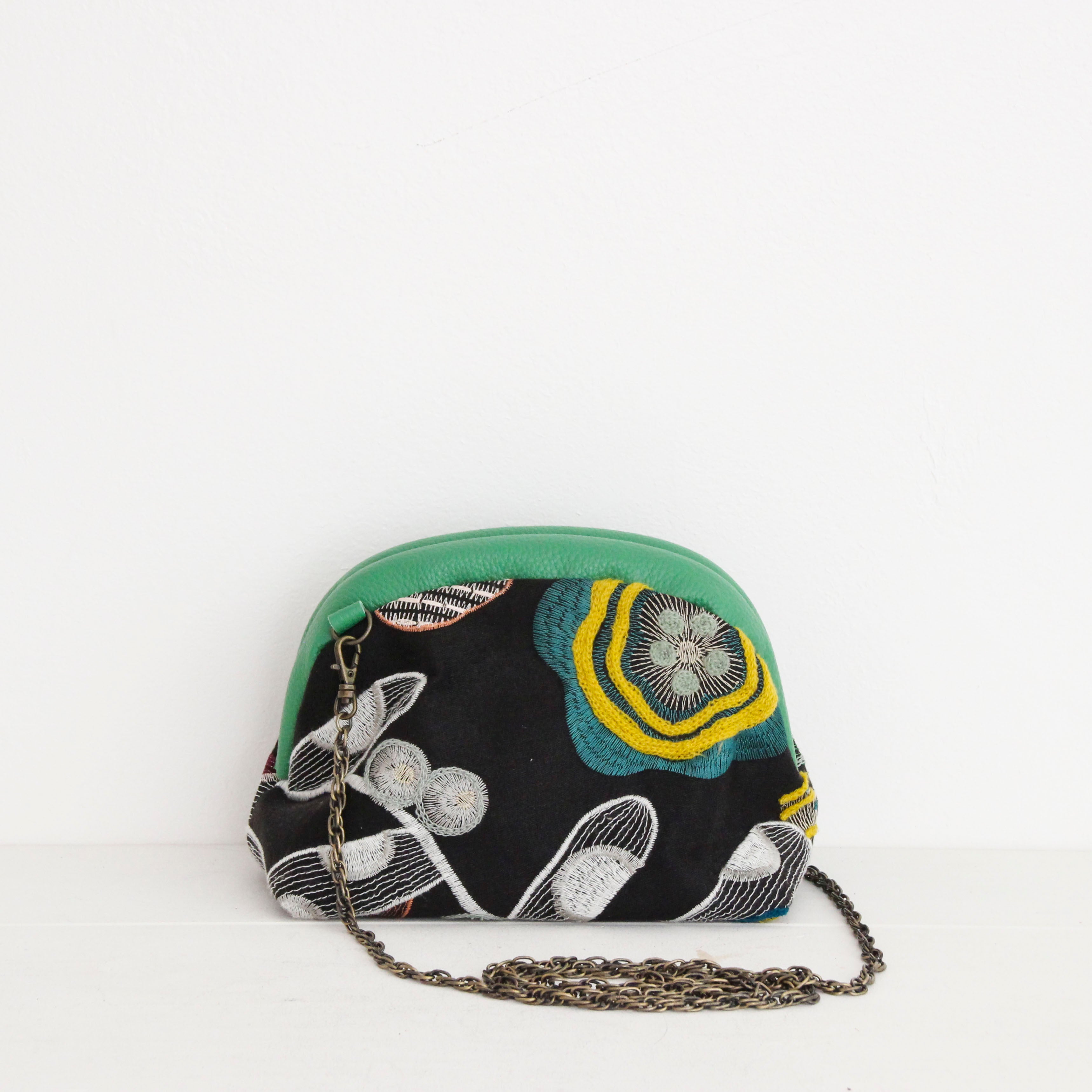 黒リネン刺繍 / 口金ショルダーポーチS