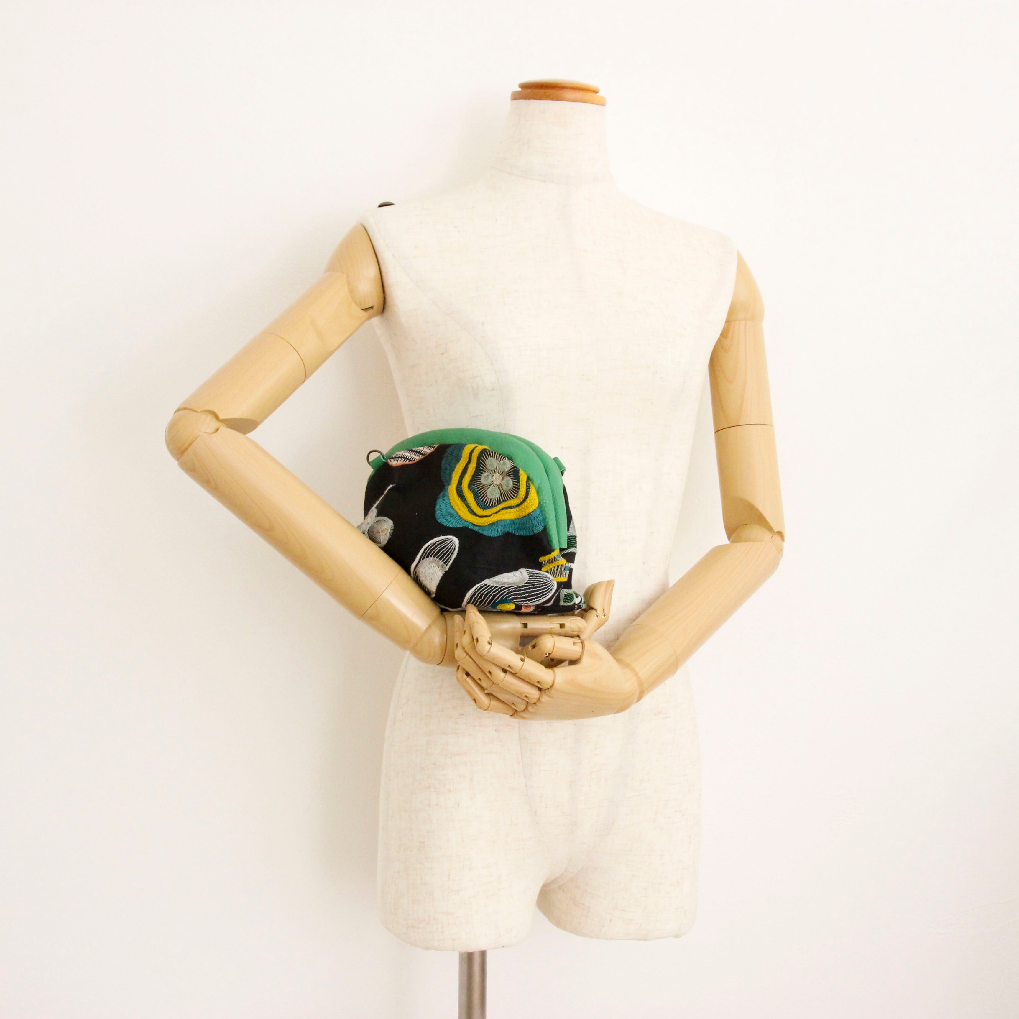 黒リネン刺繍 / 口金ショルダーポーチS