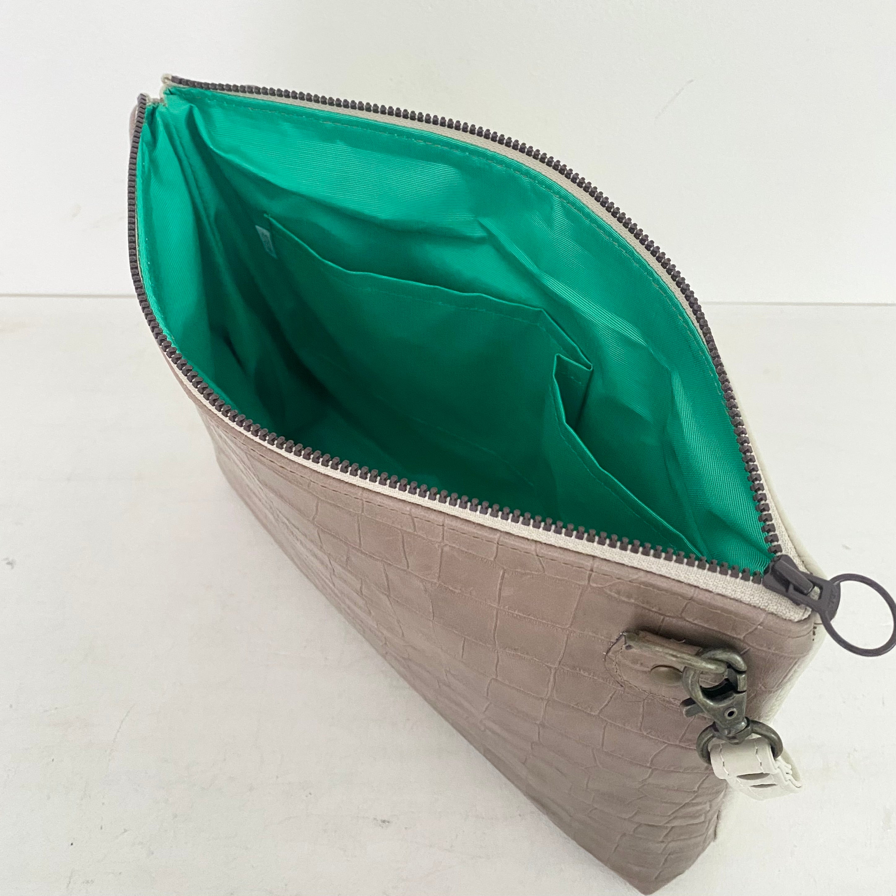 ベージュクロコ型押し×バニラL / フラットポシェットM