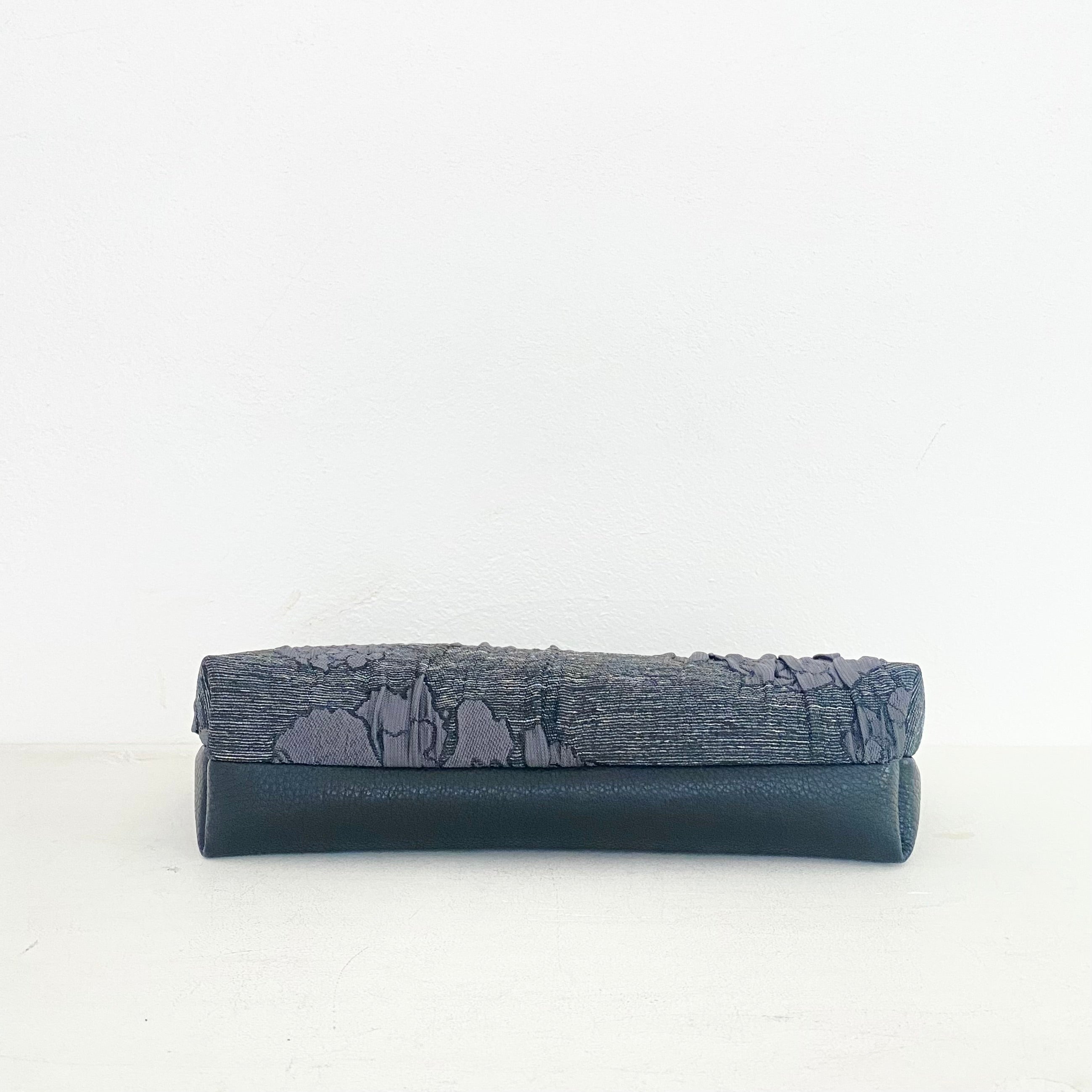 プラダブラックフラワーL / フラットポシェット