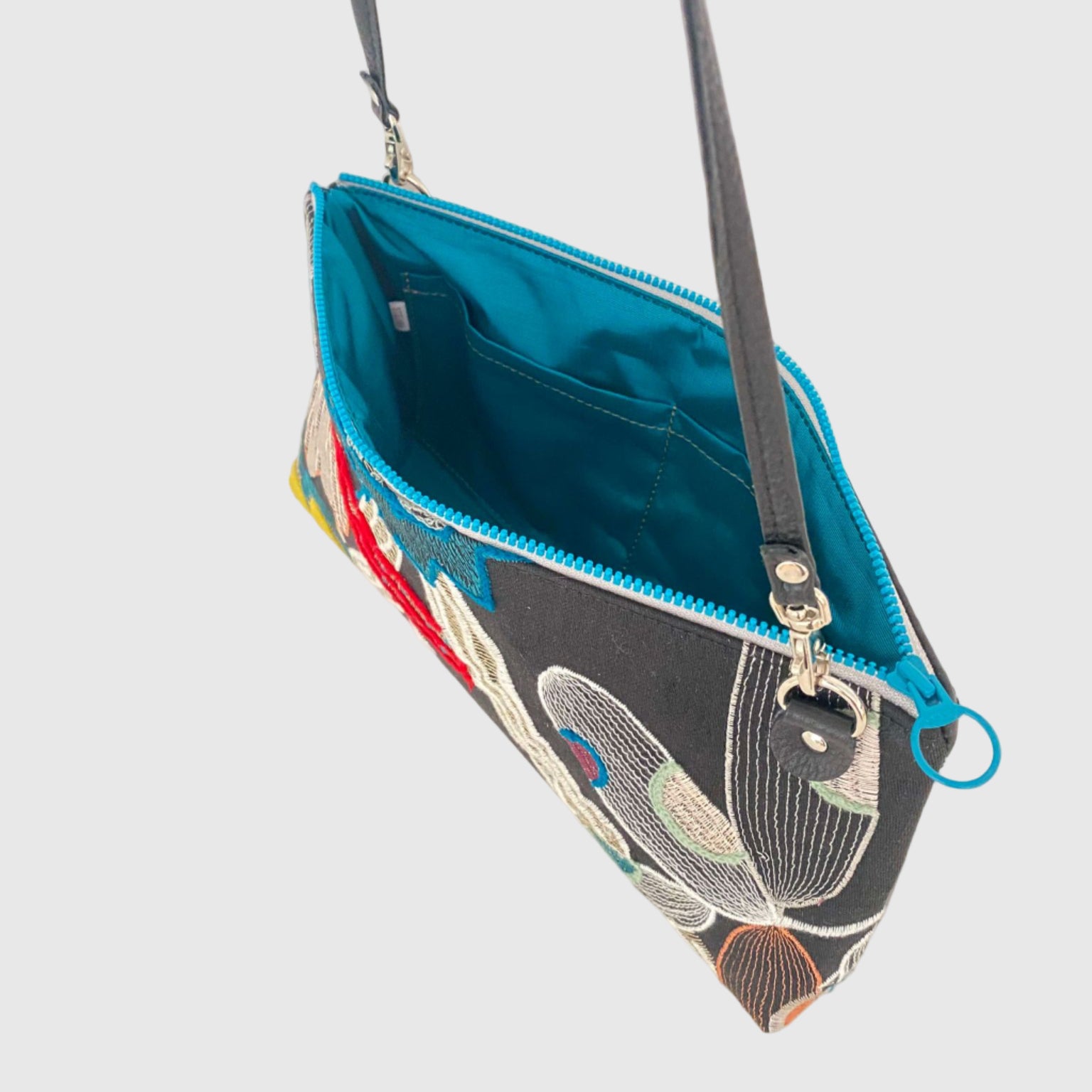 黒リネン刺繍 XL / フラットポシェット