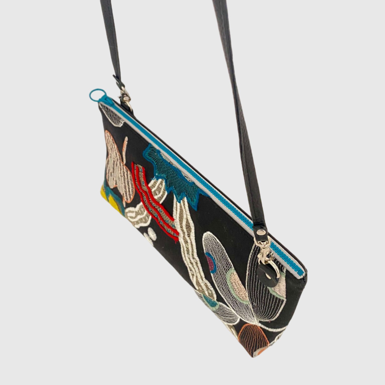 黒リネン刺繍 XL / フラットポシェット