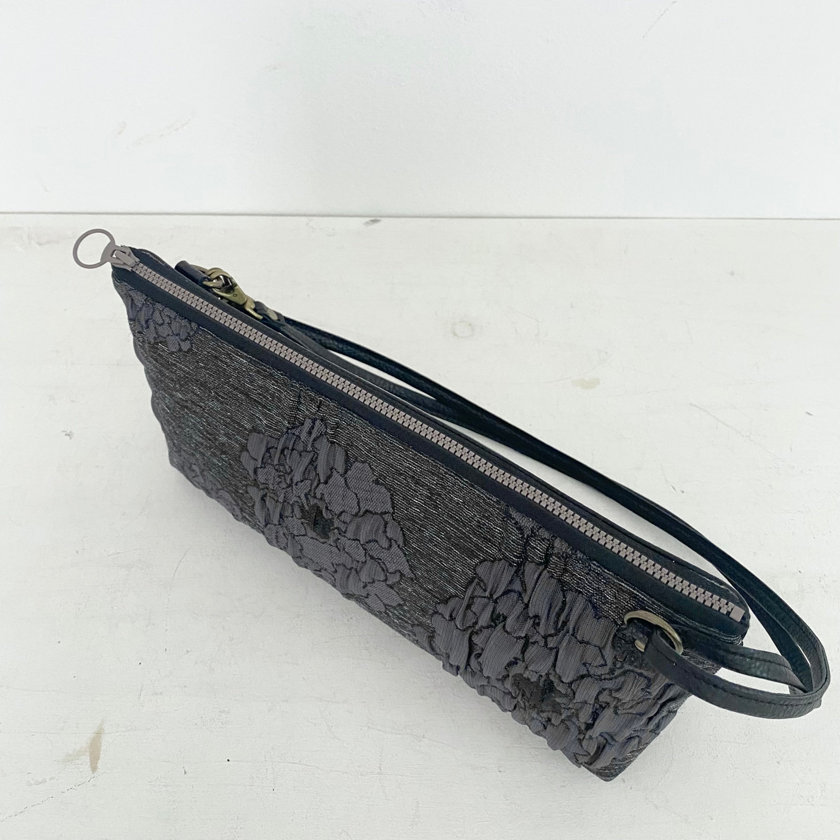 プラダブラックフラワーL / フラットポシェット