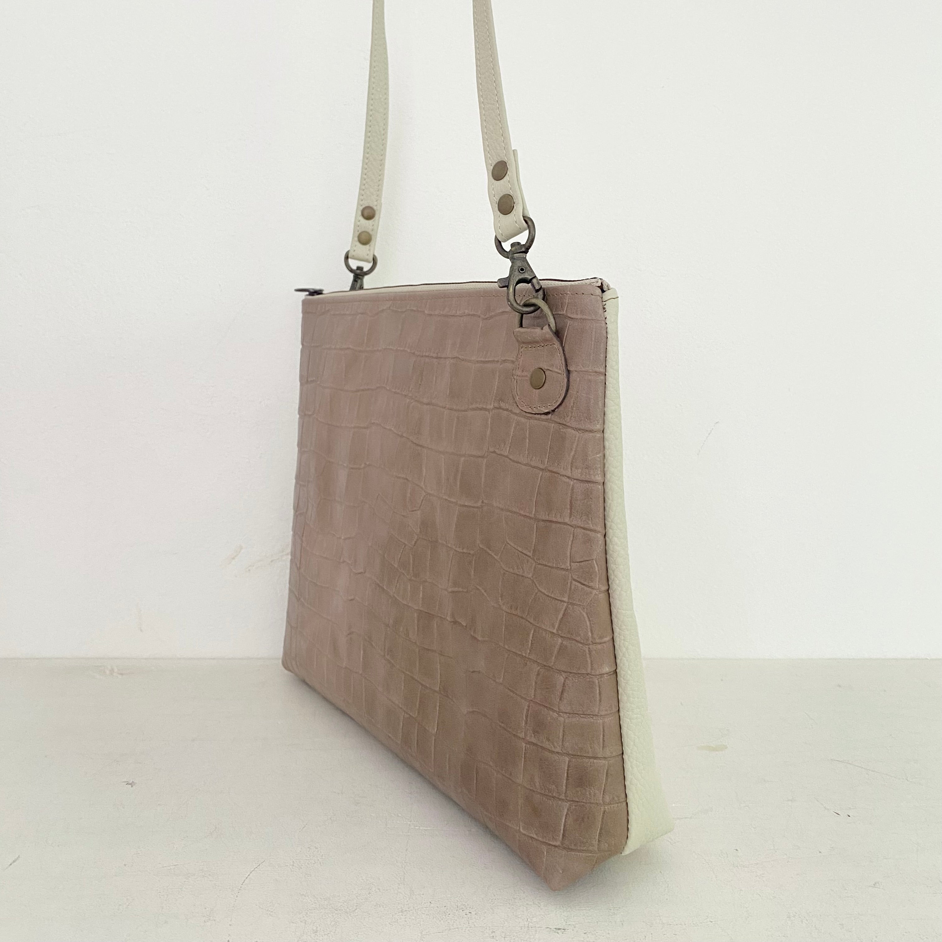 ベージュクロコ型押し×バニラL / フラットポシェットM