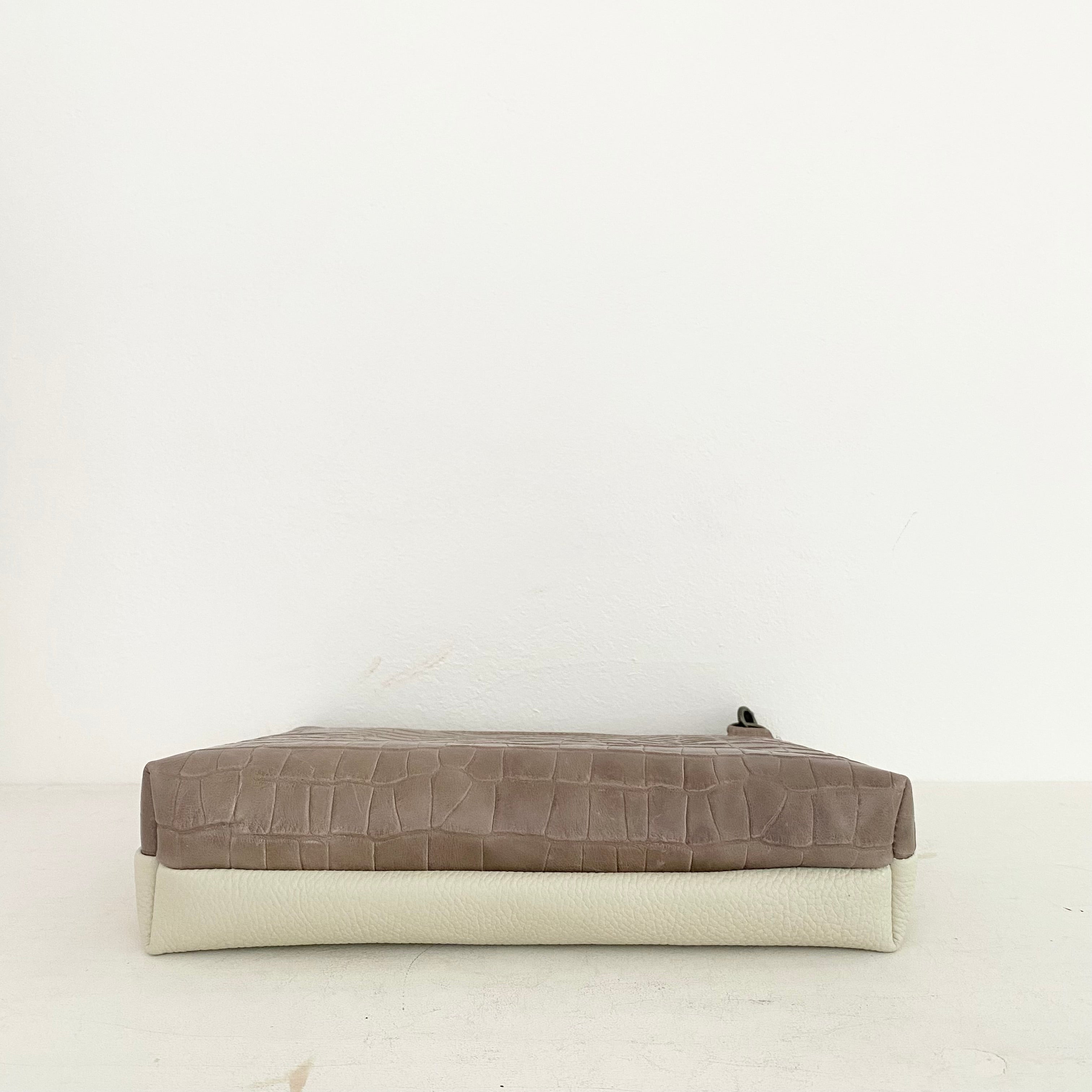 ベージュクロコ型押し×バニラL / フラットポシェットM