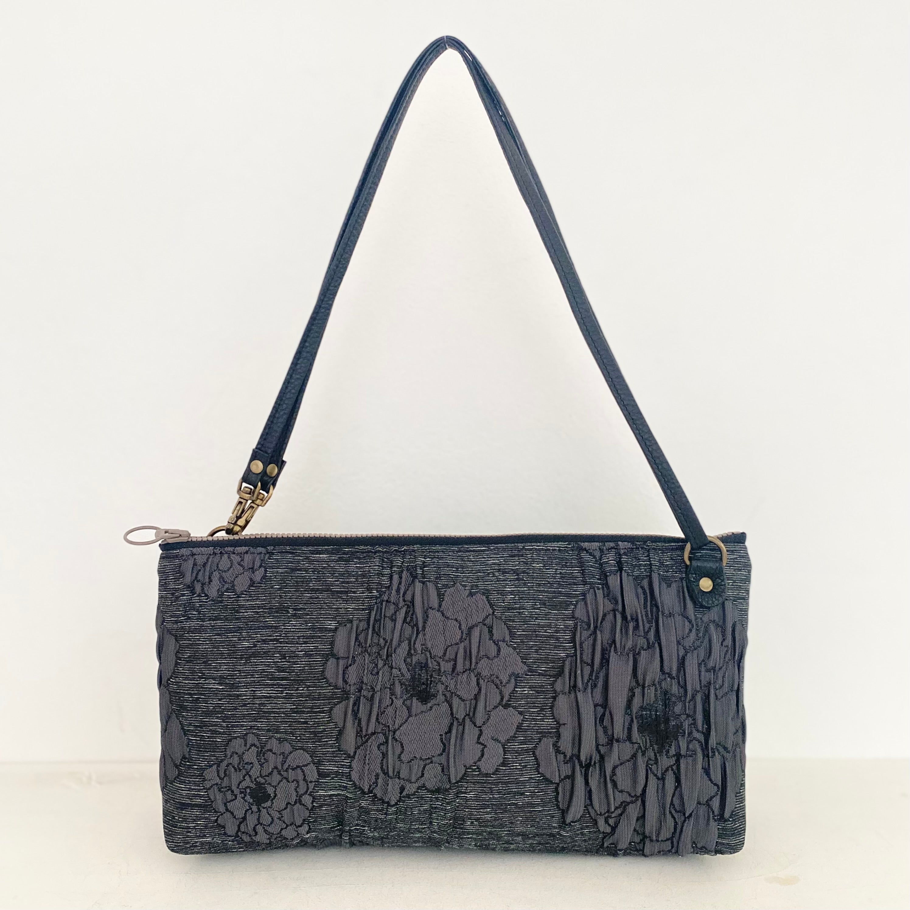 プラダブラックフラワーL / フラットポシェット