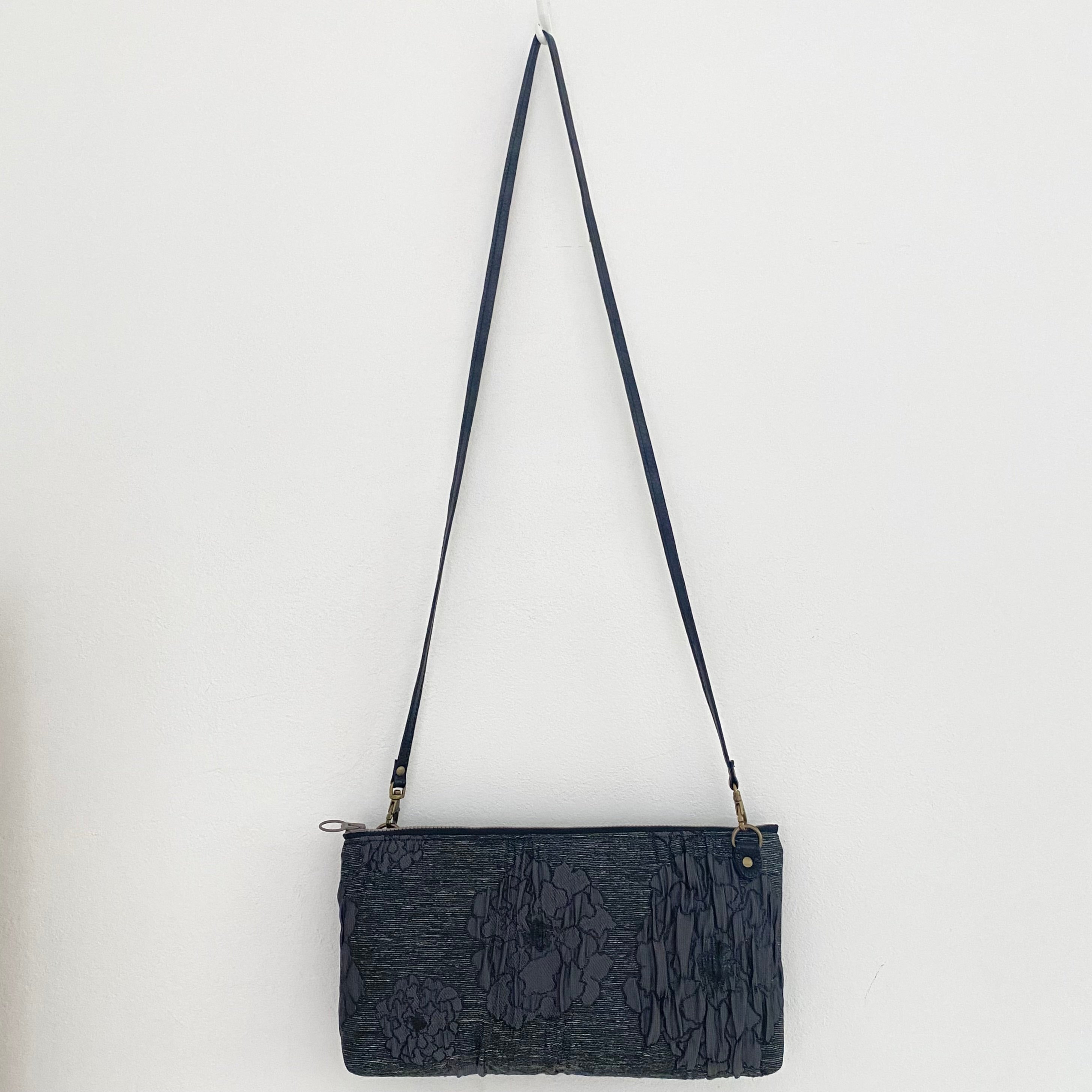 プラダブラックフラワーL / フラットポシェット