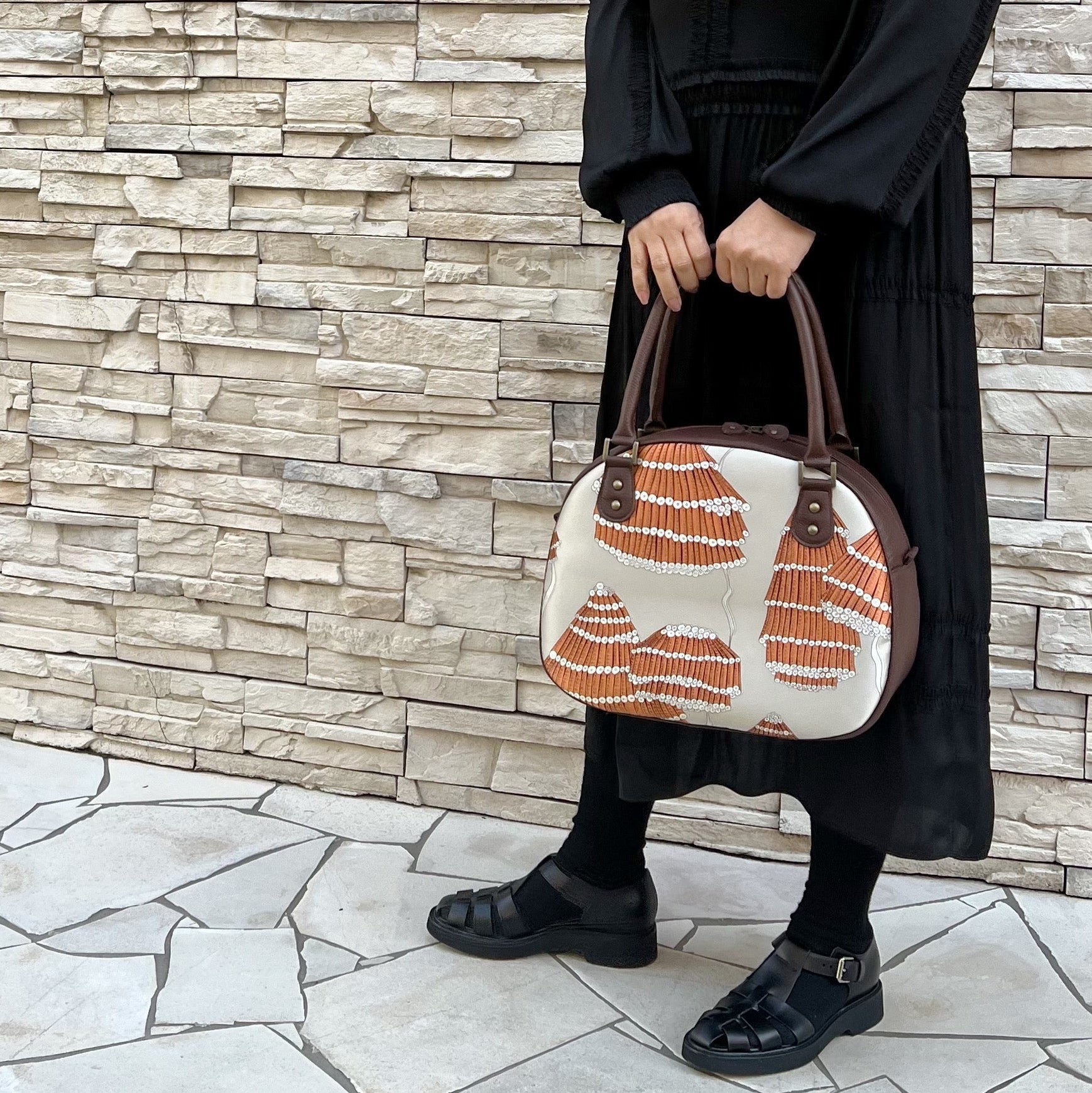 シルクプリントベージュxオレンジ L/ ラウンドボストンM