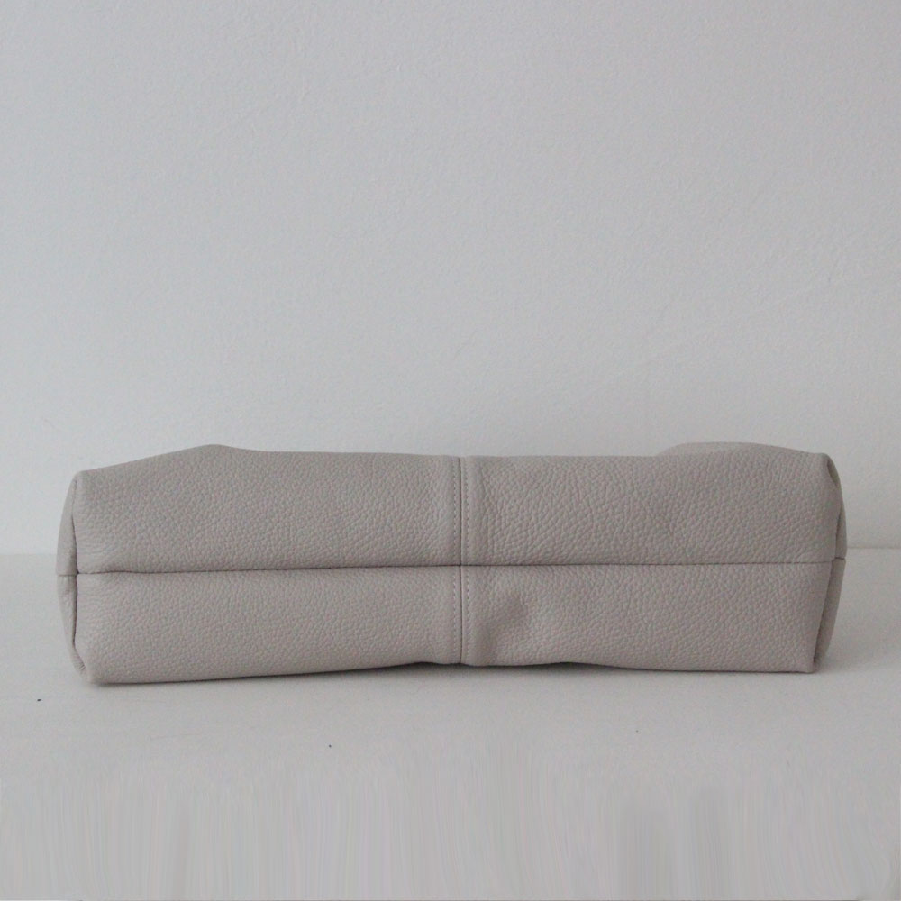 ポーセリンベージュ / 口金レザーポシェットL