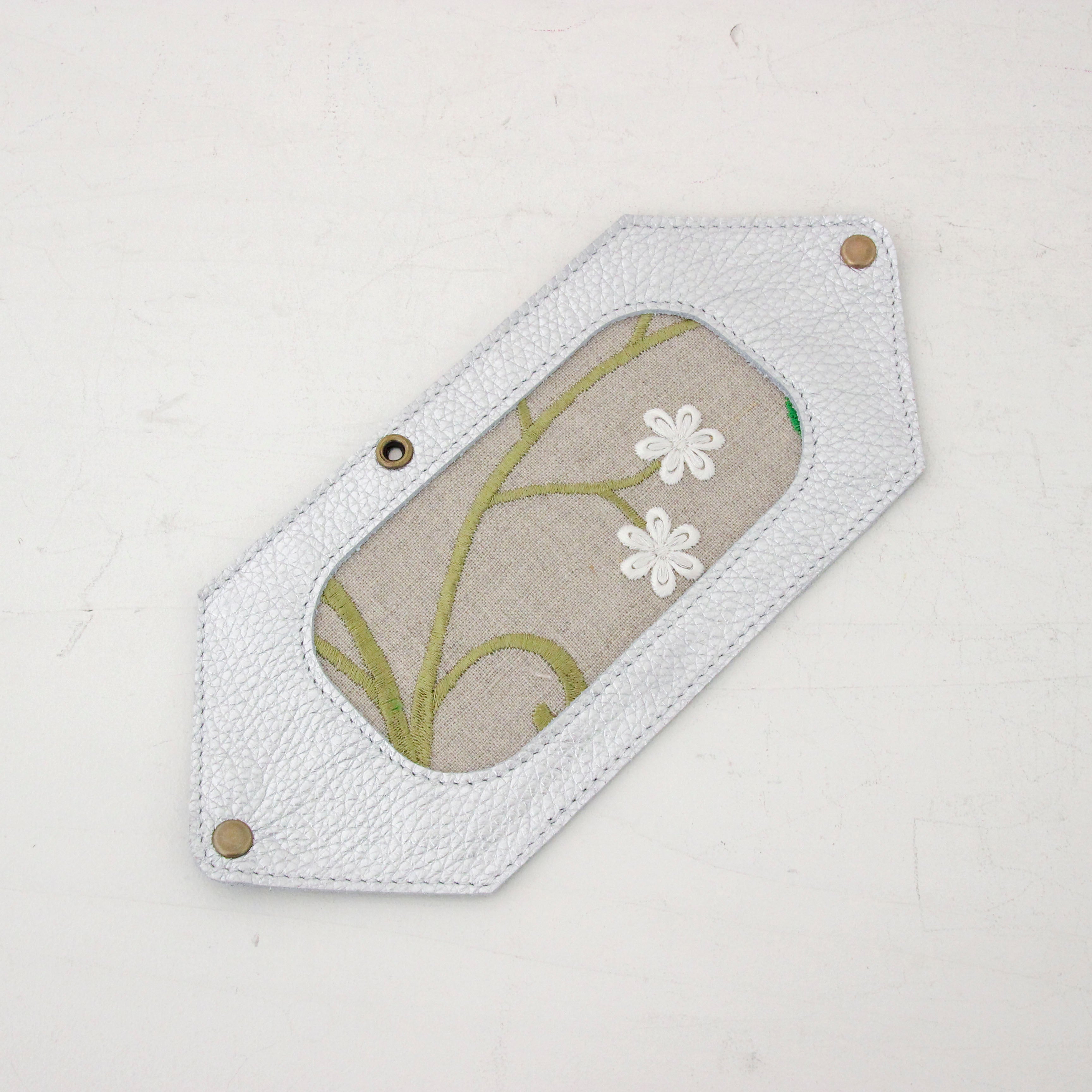 シルバーシマー×フラワーリネン刺繍 / マスクケース