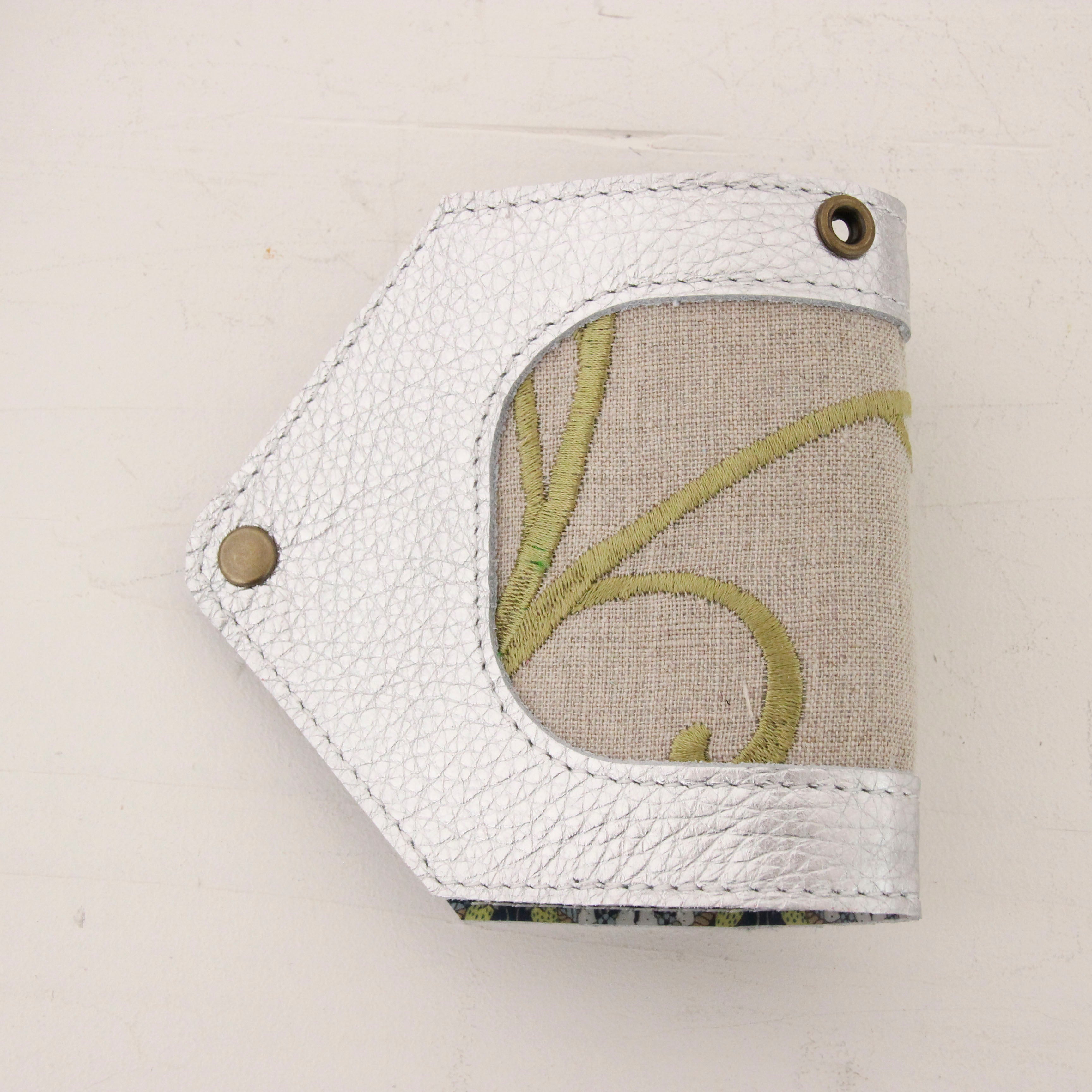 シルバーシマー×フラワーリネン刺繍 / マスクケース