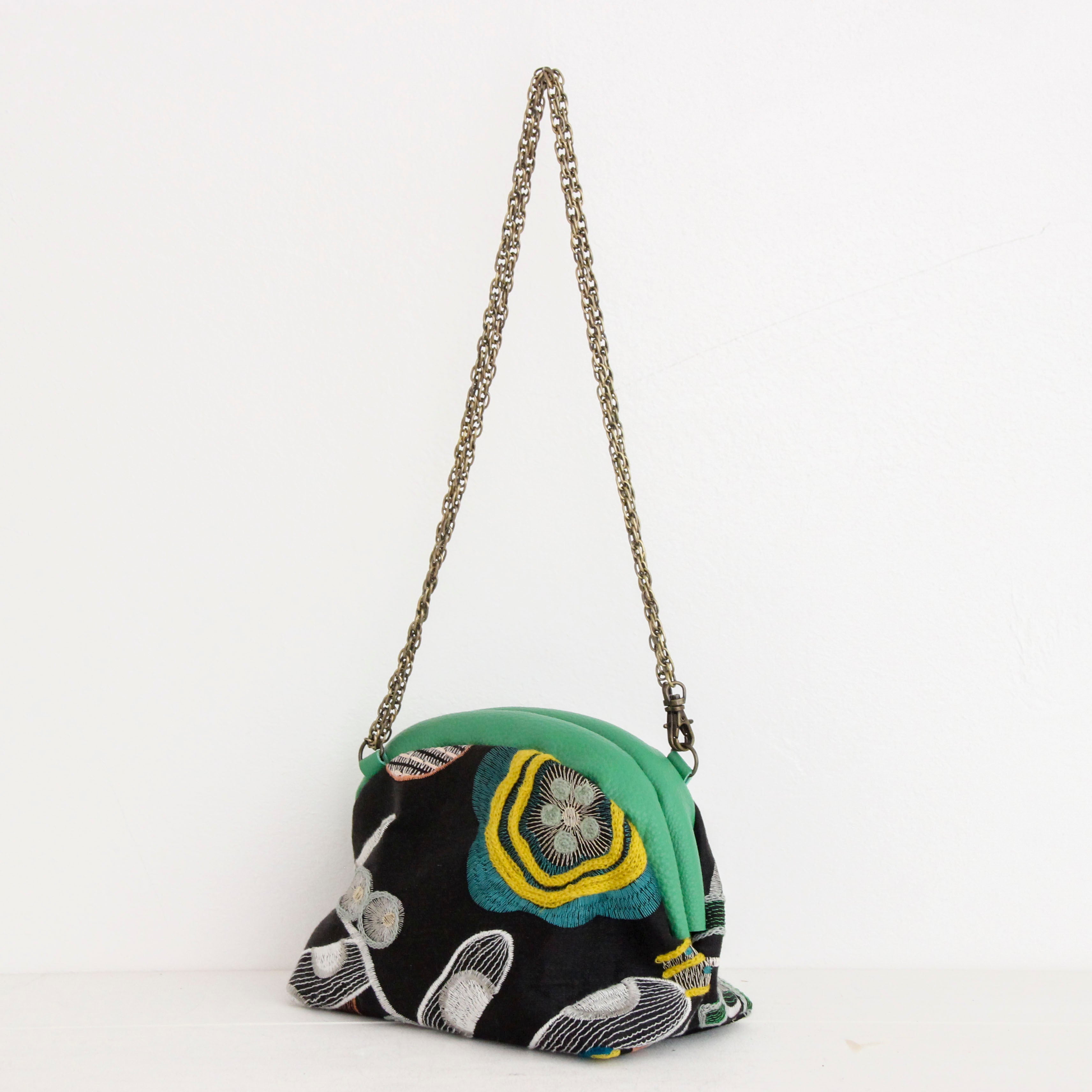 黒リネン刺繍 / 口金ショルダーポーチS