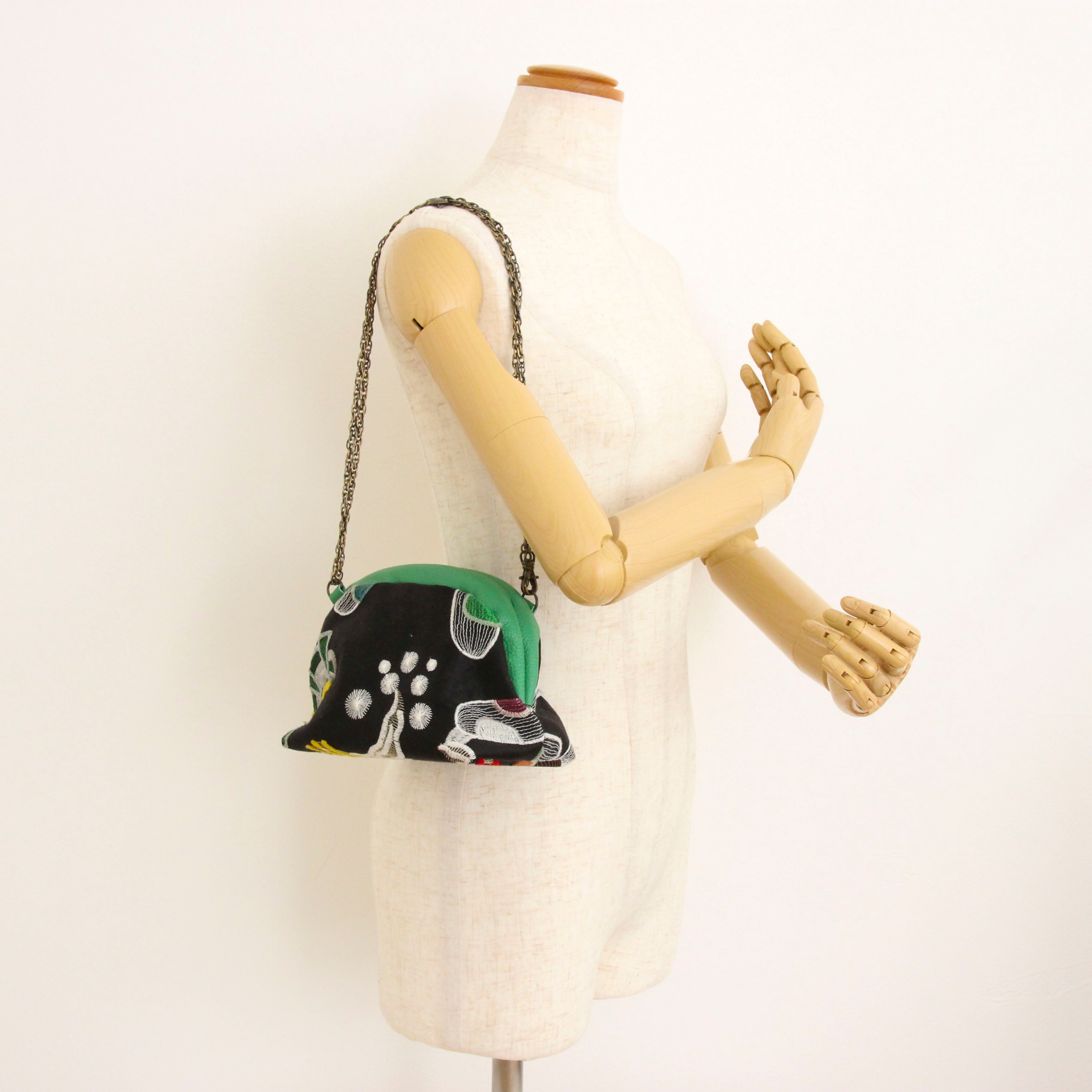 黒リネン刺繍 / 口金ショルダーポーチS