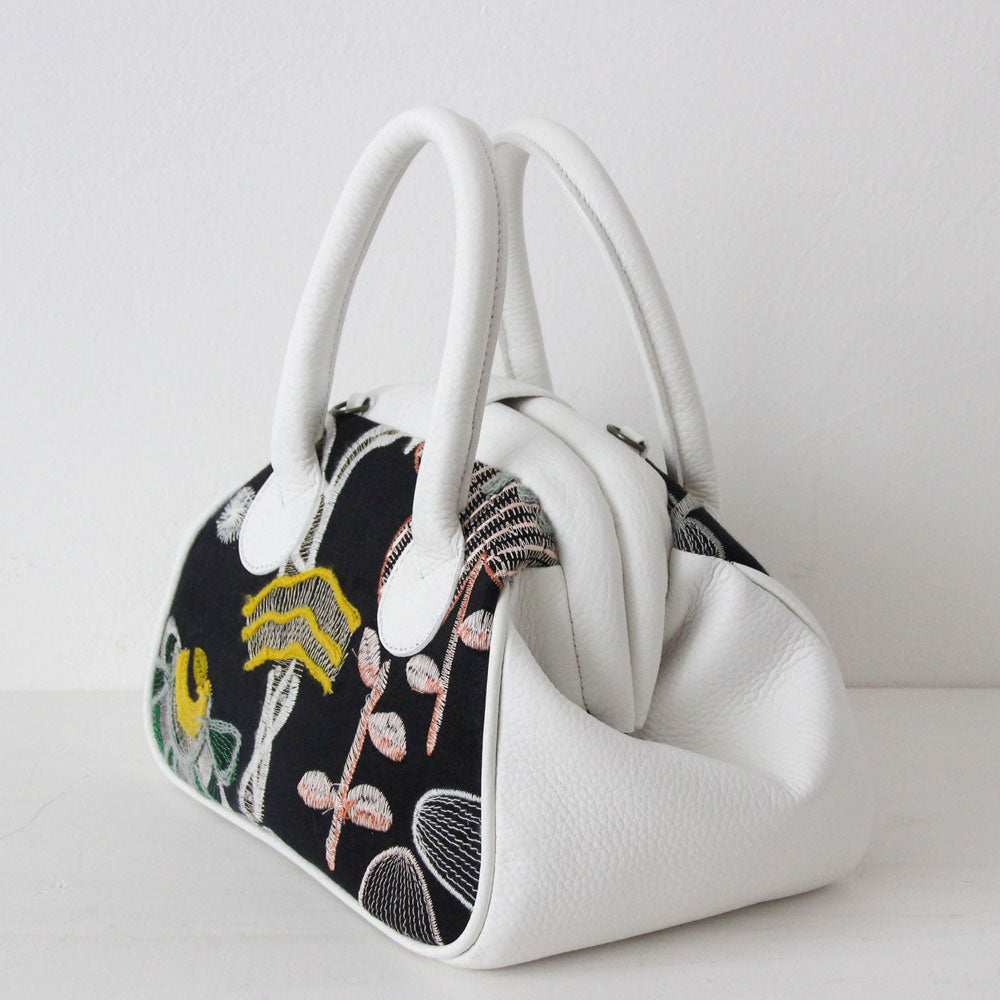 黒リネン刺繍 SXL/ 口金バッグSS