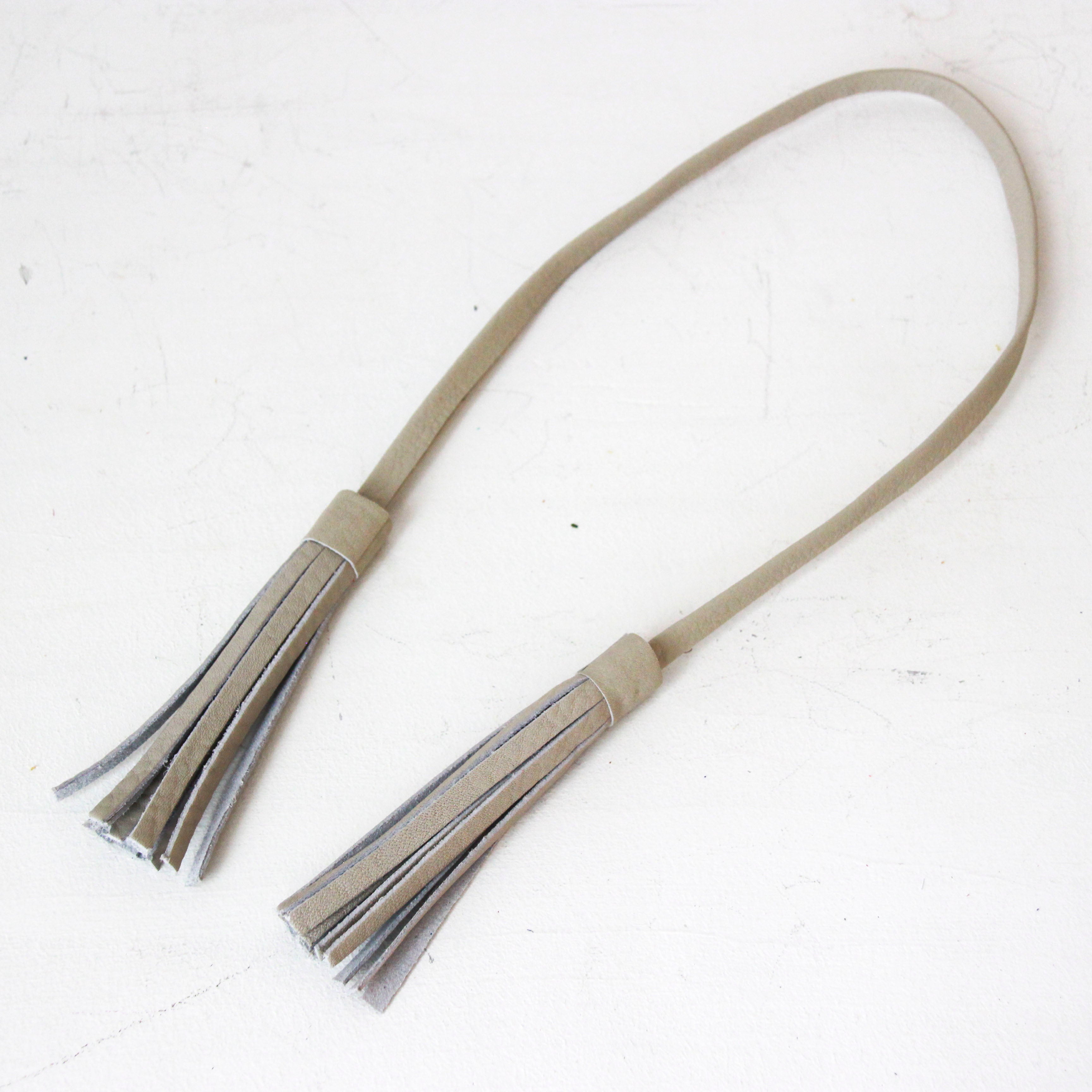 オフホワイト / レザータッセル