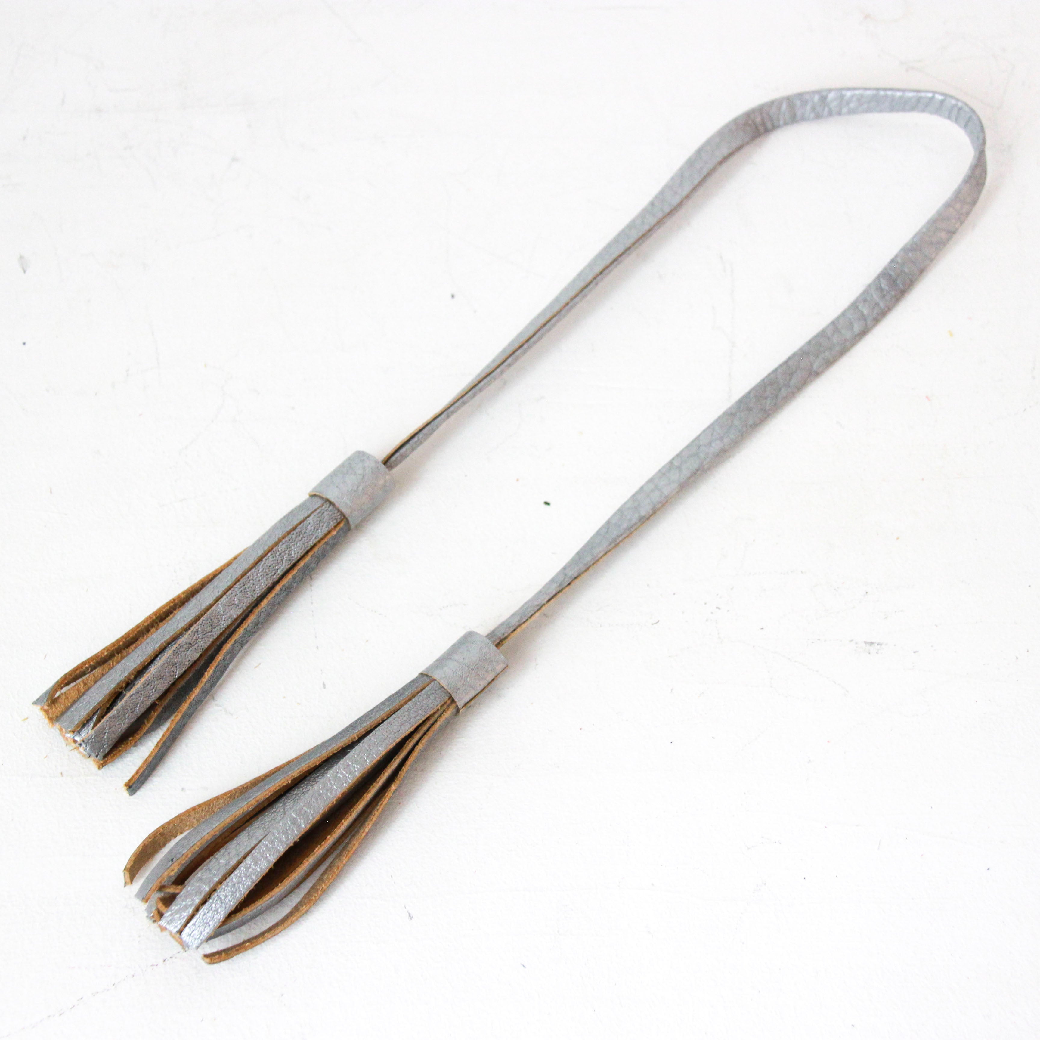 ホワイトシルバー / レザータッセル