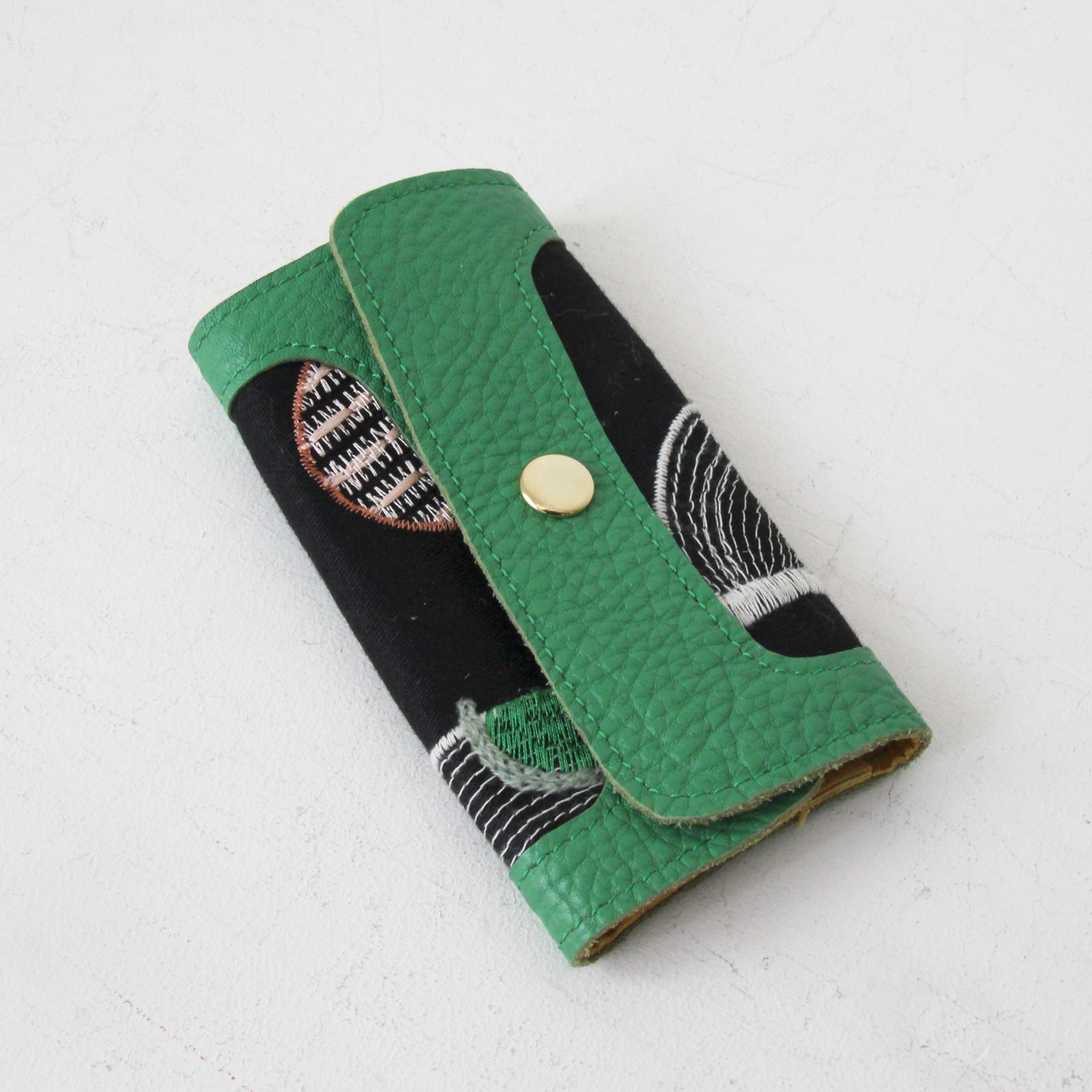 黒リネン刺繍 / キーケース