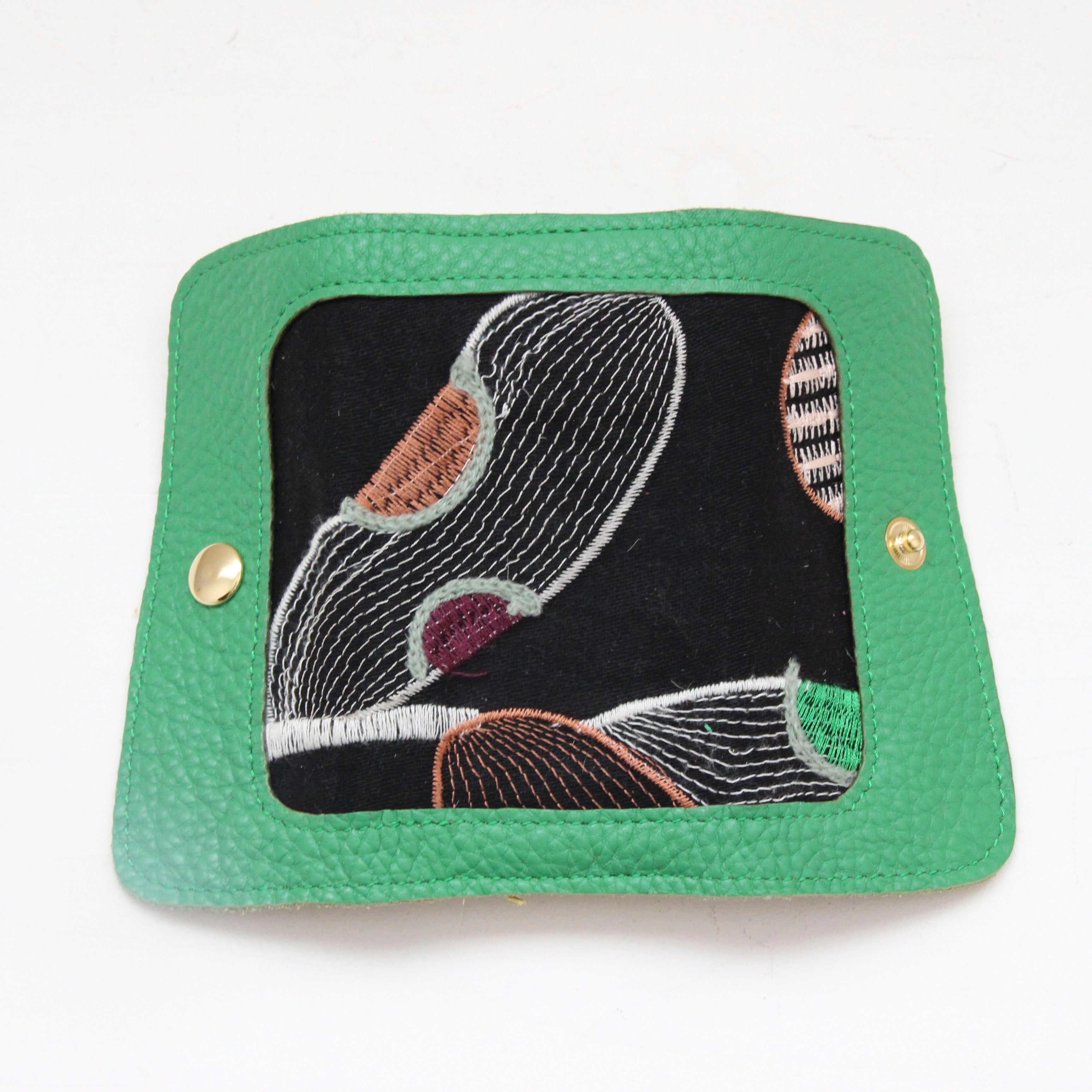 黒リネン刺繍 / キーケース