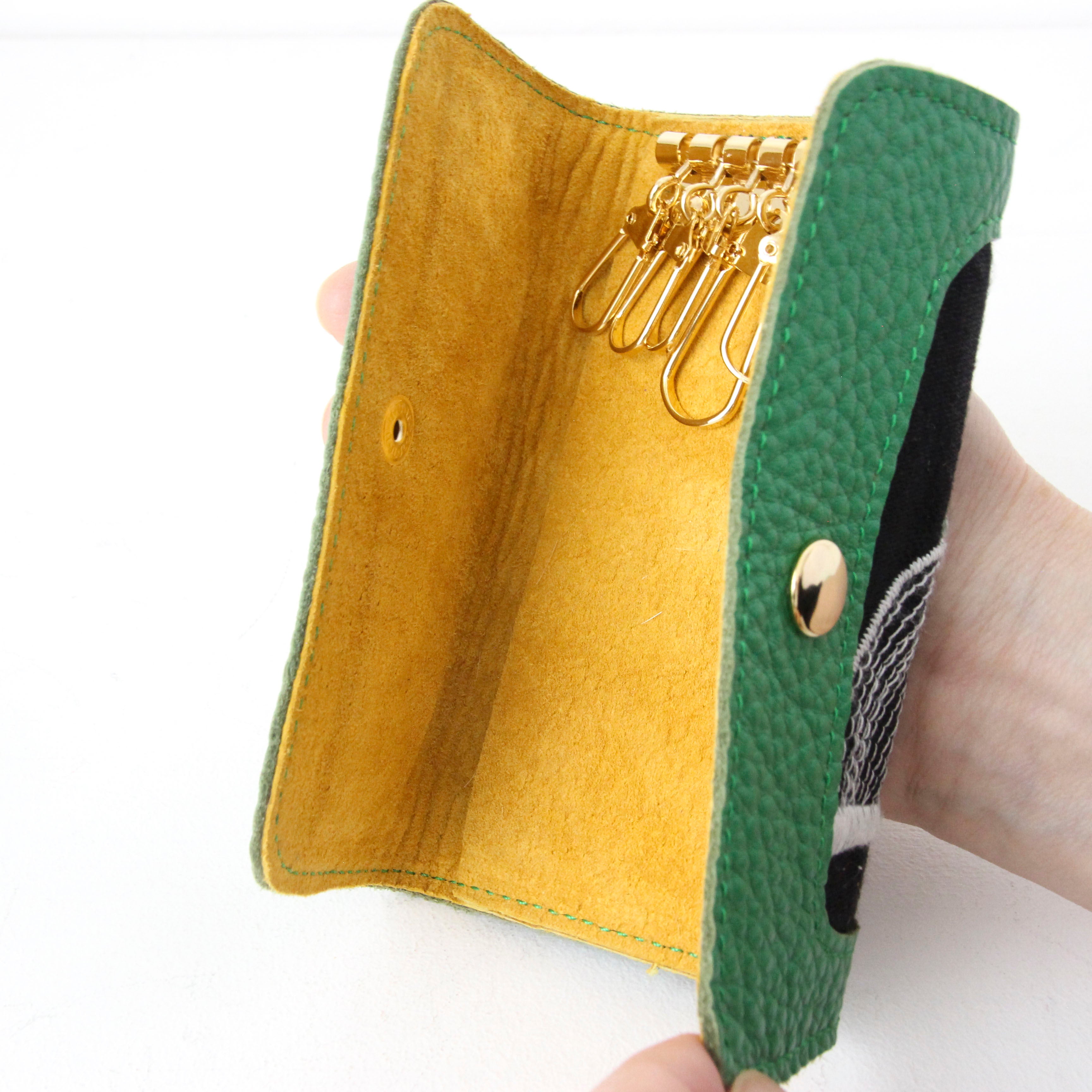 黒リネン刺繍 / キーケース