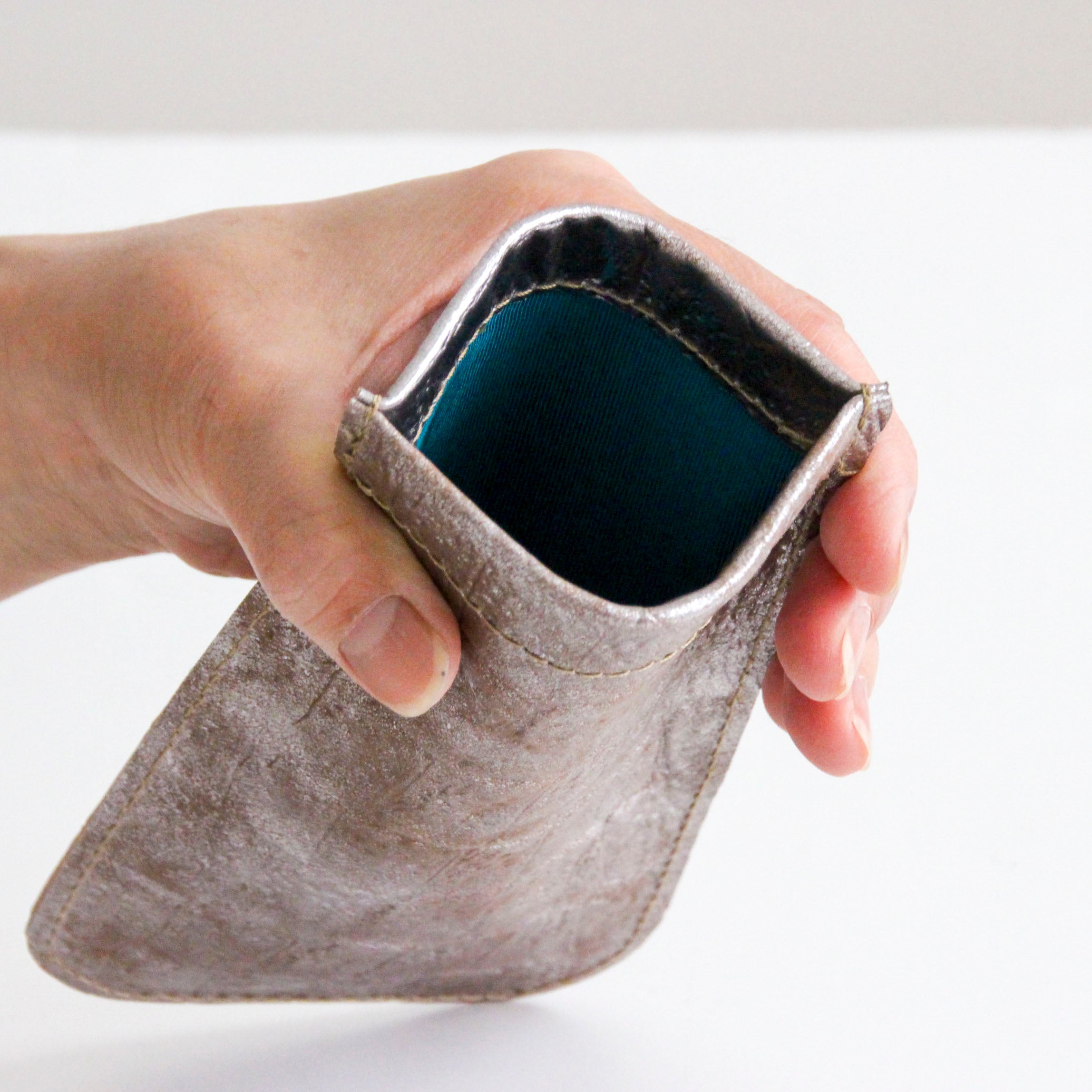 型押しシャイニーブロンズ / めがねケース