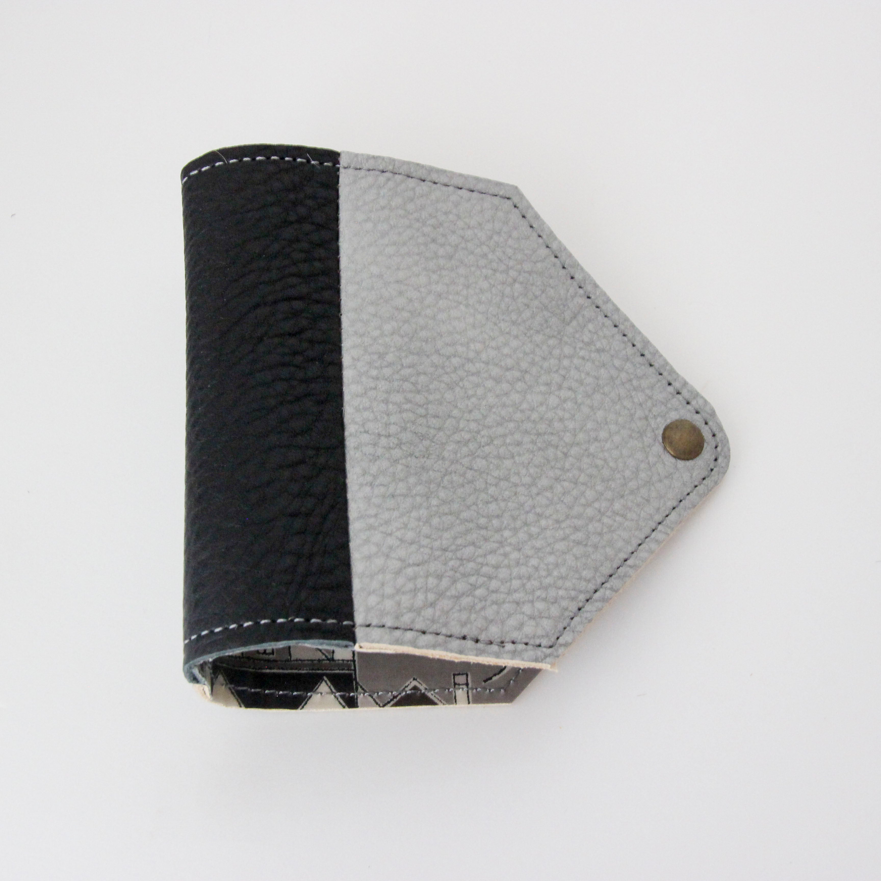 ホワイトシルバー×ブラック / マスクケース